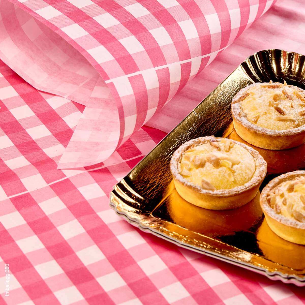 Carta per alimenti per pasticceria con stampa scacchi fuxia e vassoi in cartone dorato