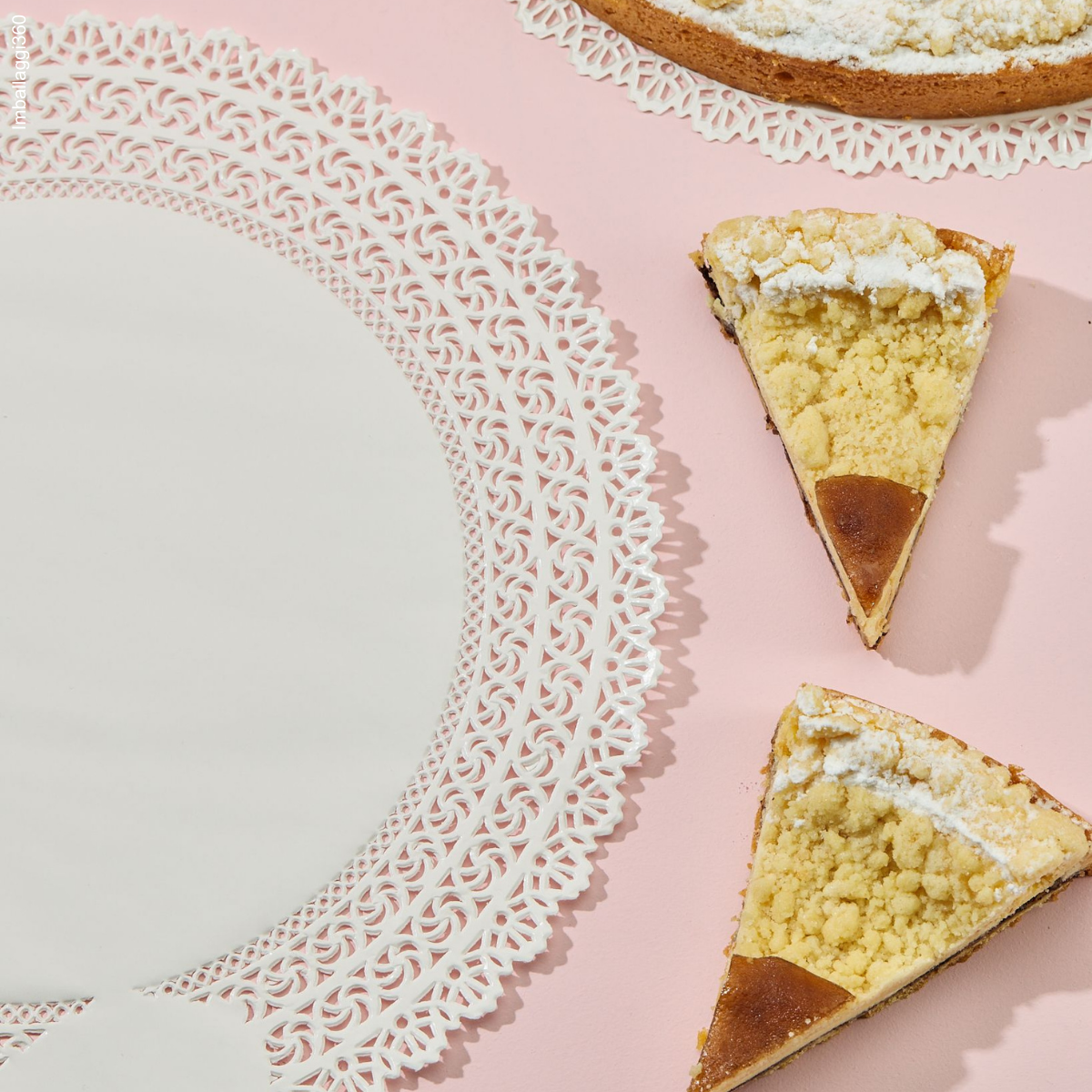 Carta pizzo rotonda, dettaglio, vicino a fette di torta