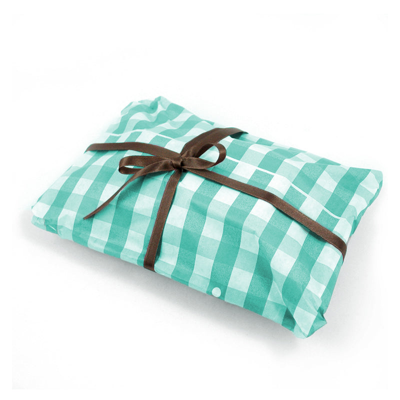 Vassoio incartato con carta a scacchi verde acqua e nastro marrone