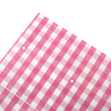 Dettaglio carta alimentare a scacchi bianchi e rosa 