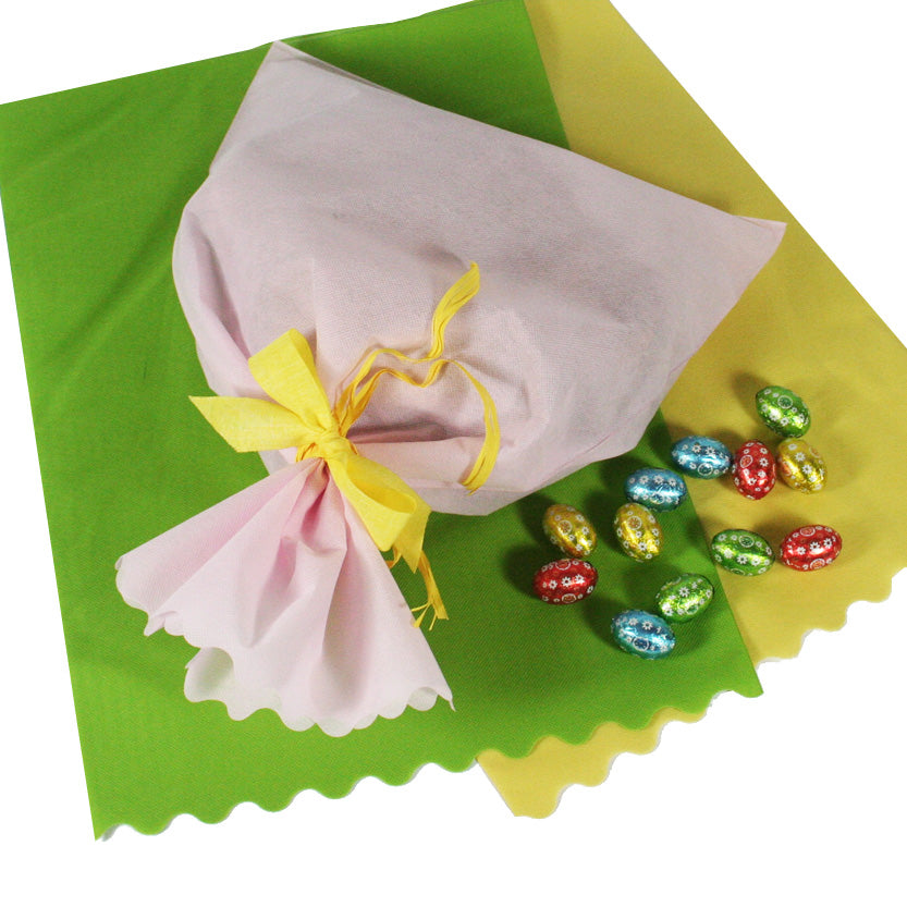 Carta velina colorata attorno a ovetti di cioccolato 