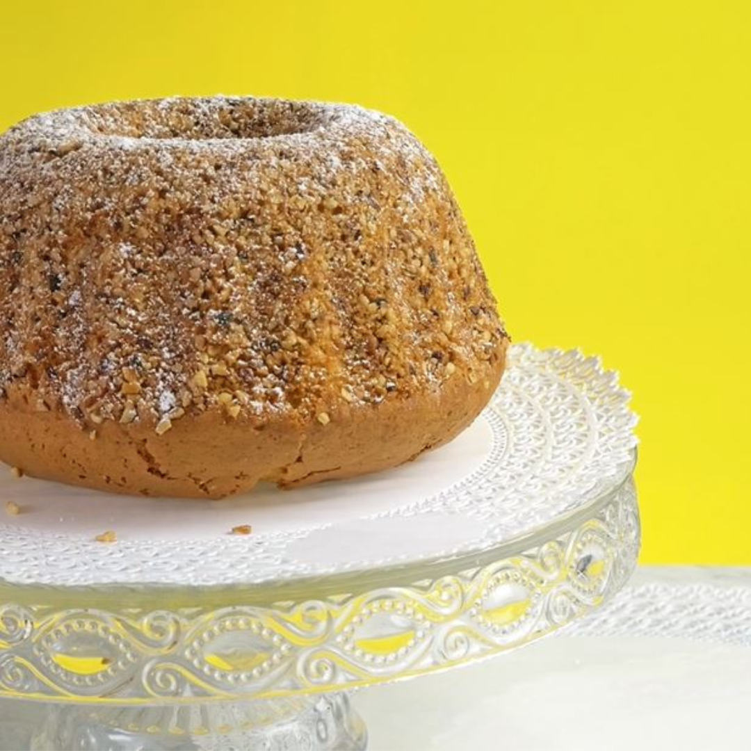 Torta su vassoio con carta pizzo sotto 