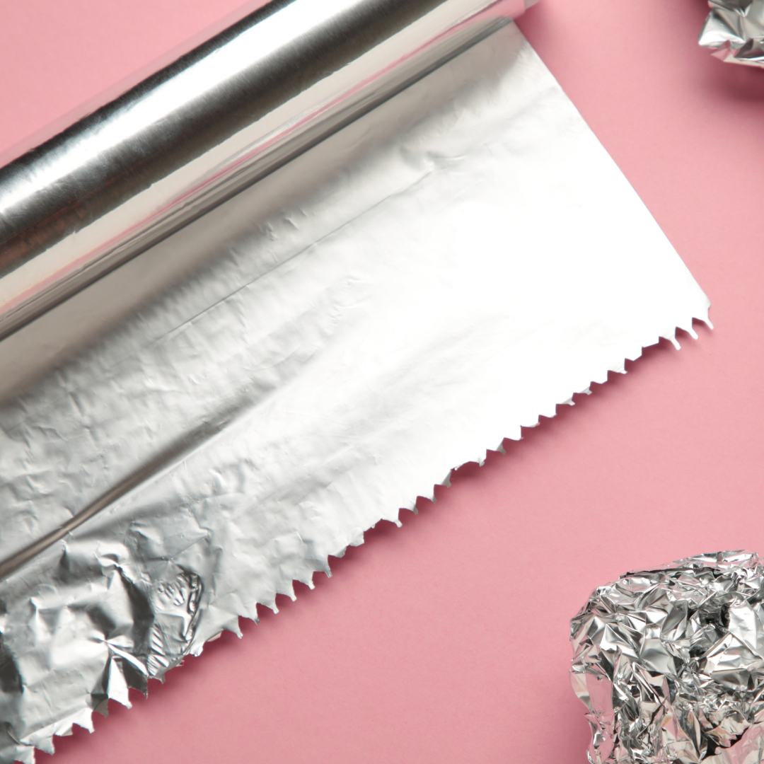 Carta in alluminio ad uso alimentare su sfondo rosa 