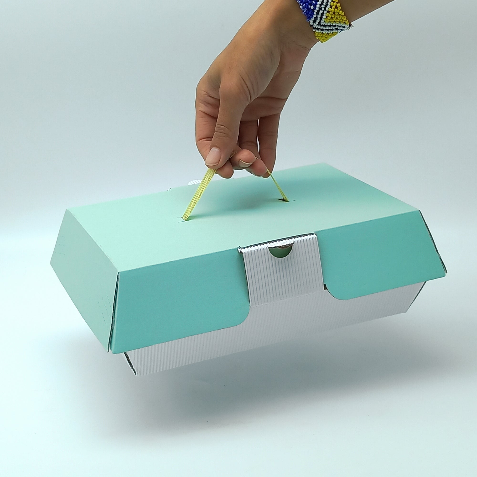 Scatola porta paste retta da una mano 