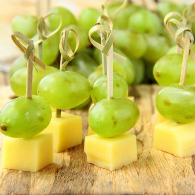 Stesa di ginger food su spiedini, fatti con formaggio e uva