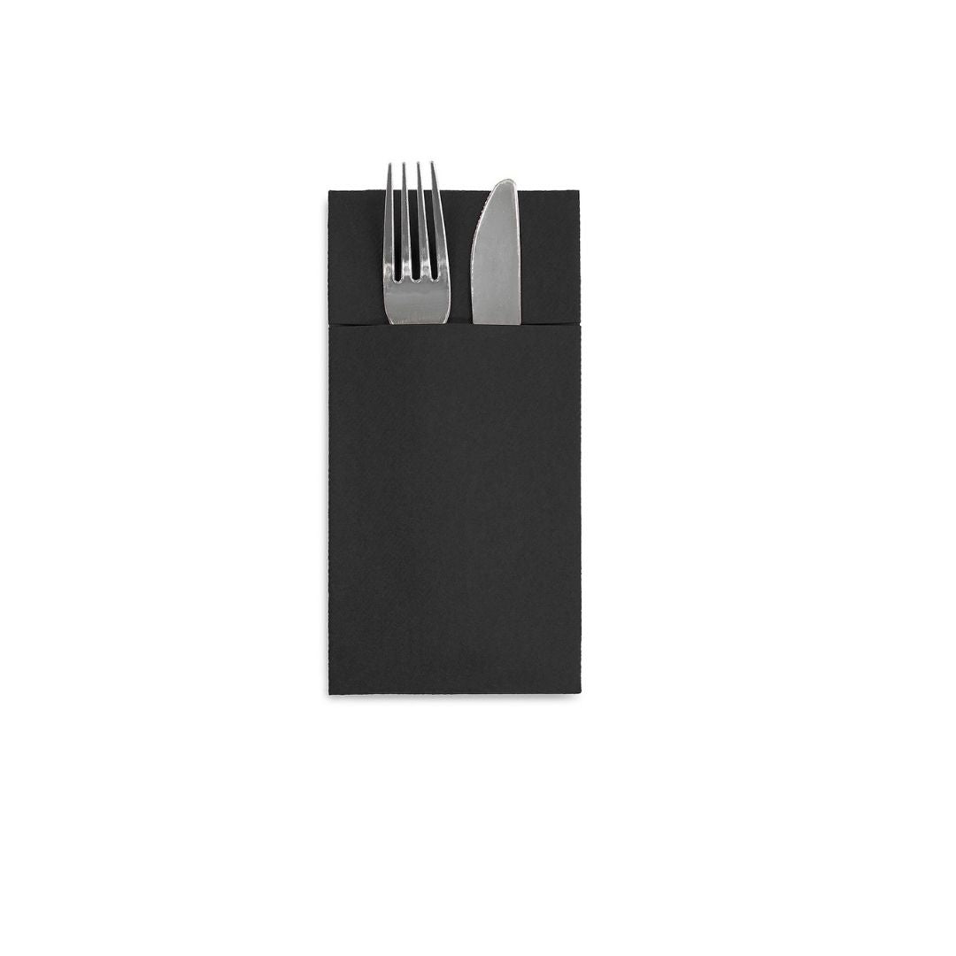 Tovagliolo porta posate, con dentro due posate, di colore nero
