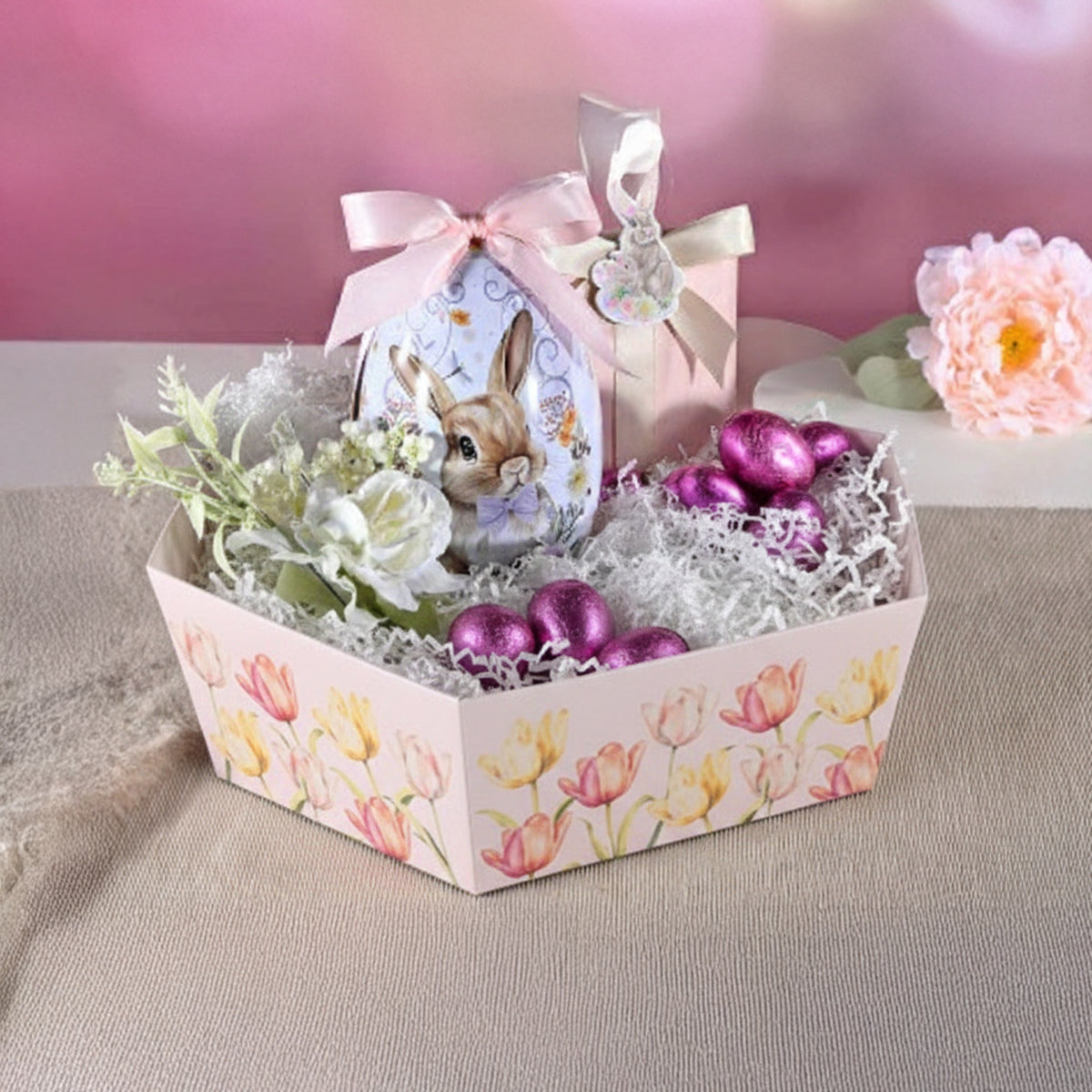 Cestello esagonale bianco con fantasia di tulipani, per Pasqua, pieno di ovetti di cioccolata, fiori e composizioni pasquali 