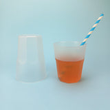 Bicchiere di plastica, opaco, monouso , uno capovolto ed uno pieno di te con cannuccia a righe bianco e azzurre 