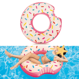 Ciambella gonfiabile con stampa zuccherini indossata da modella in piscina