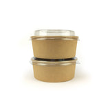 De ciotole avana con coperchio trasparente impilate 