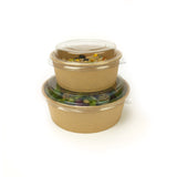 Due ciotole di carta color avana, con coperchio di plastica, di due diverse dimensioni, piene di cibo, impilate 