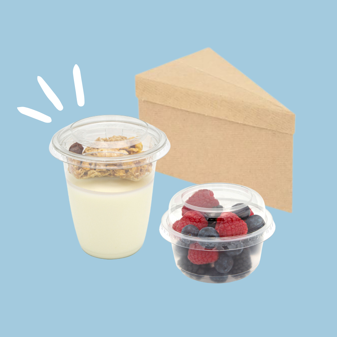 Bicchiere di plastica con yogurt, ciotolina di plastica con frutti di bosco e porta fetta torta di carta color avana 