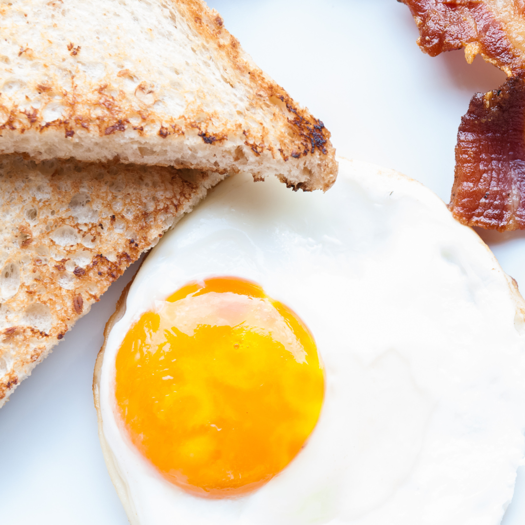 Dettaglio di uova e bacon su un piatto