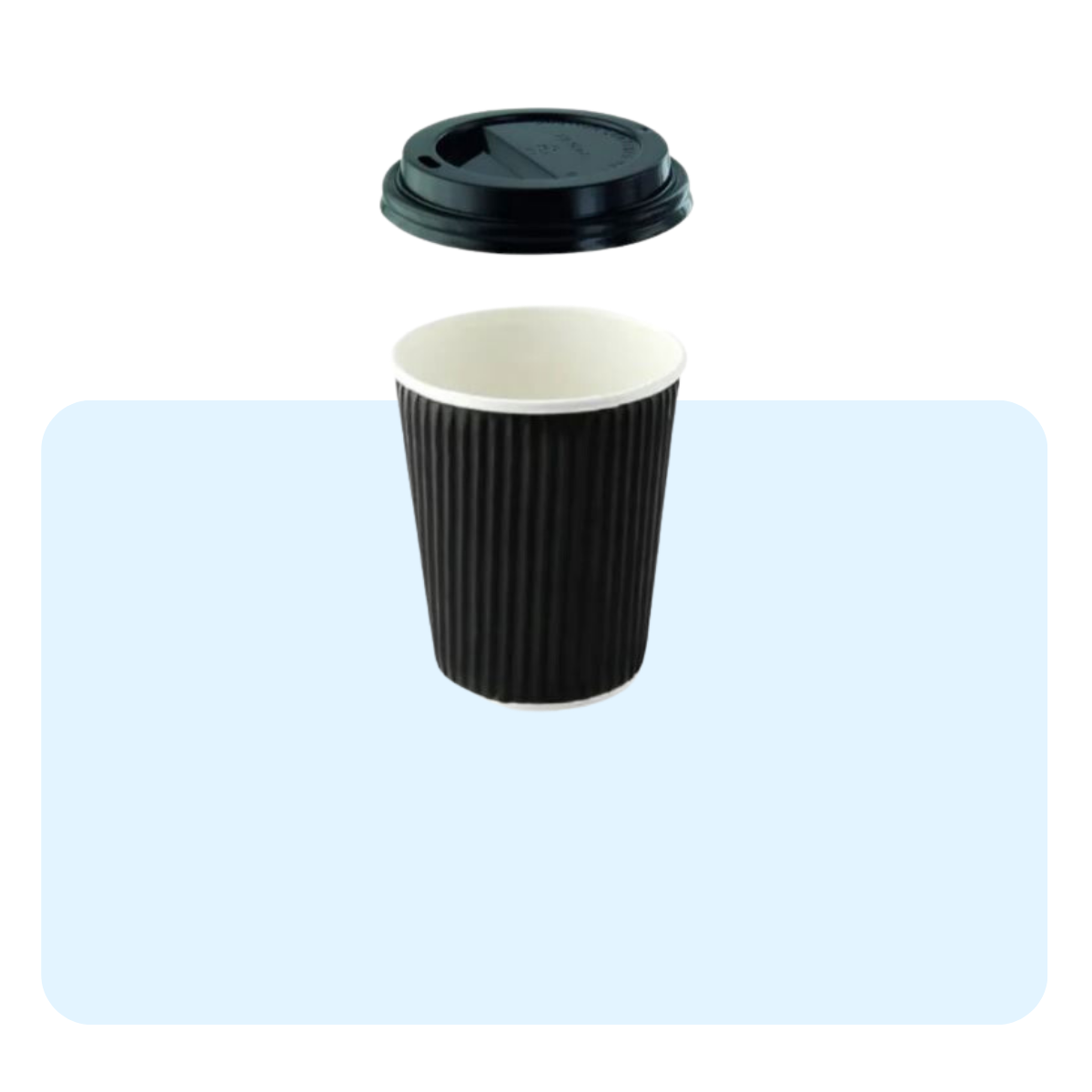 Banner con sfondo azzurro con: bicchiere termico nero con coperchio 
