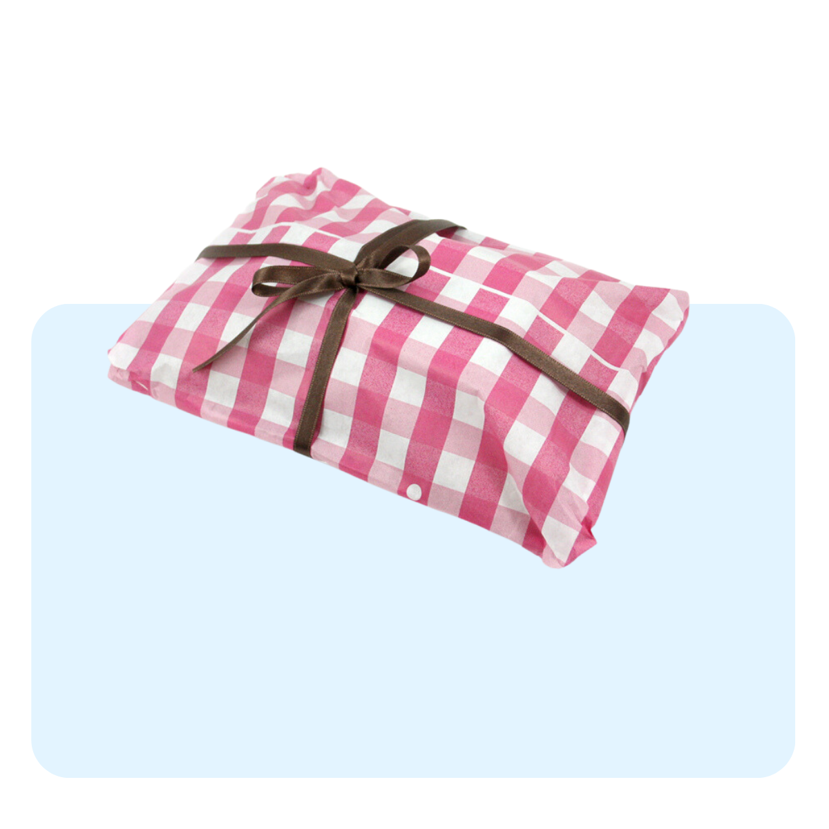 Banner con sfondo azzurro con: vassoio avvolto con carta alimentare a scacchi bianchi  rosa e nastro marrone 