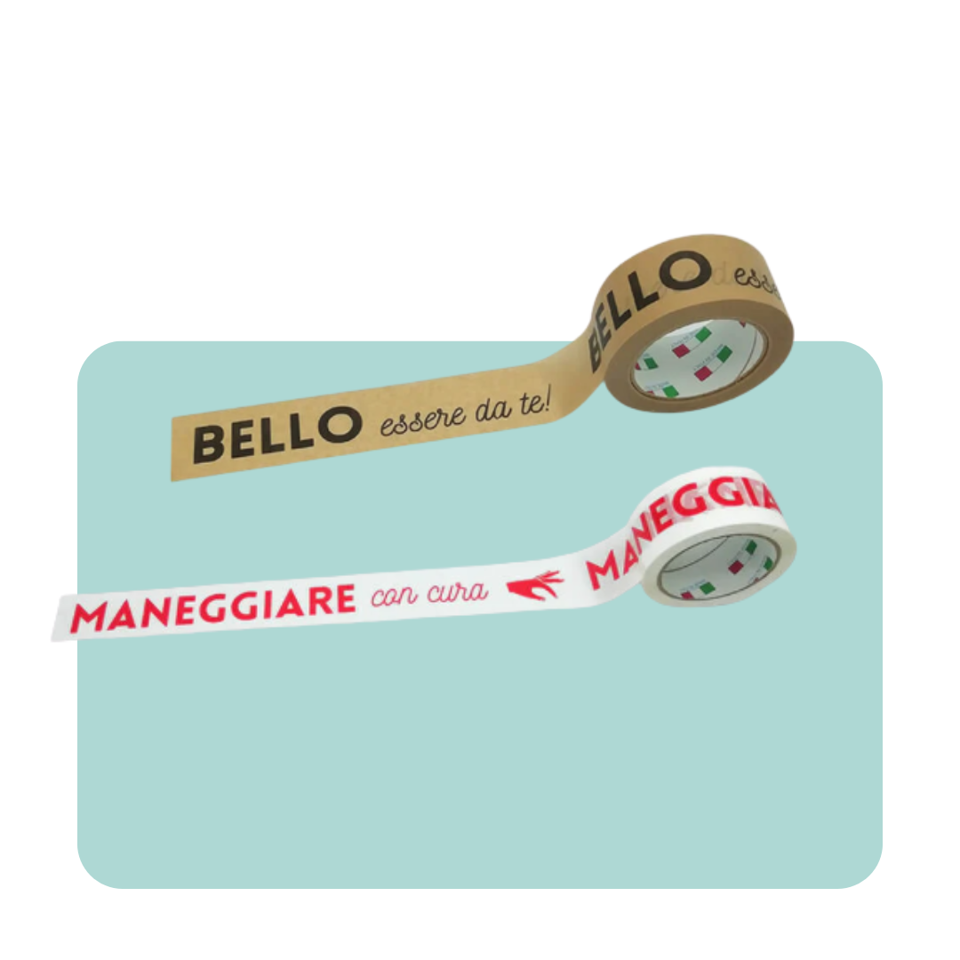 Nastri adesivi personalizzabili con scritte. Nastro avana con scritto BELLO ESSERE CON TE e nastro bianco conscritto MANEGGIARE CON CURA