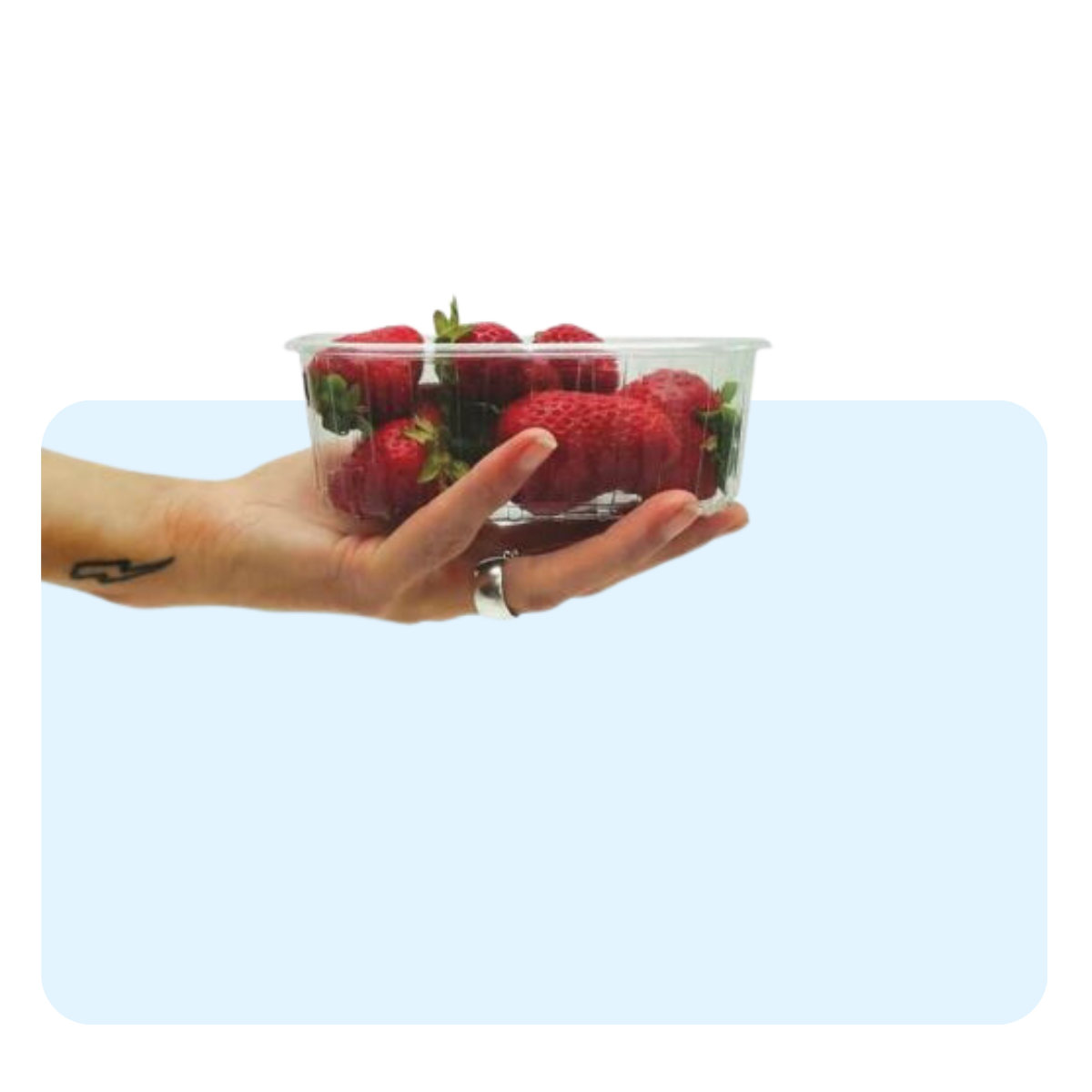 Banner con sfondo azzurro con: cestino trasparente con fragole retto da una mano 