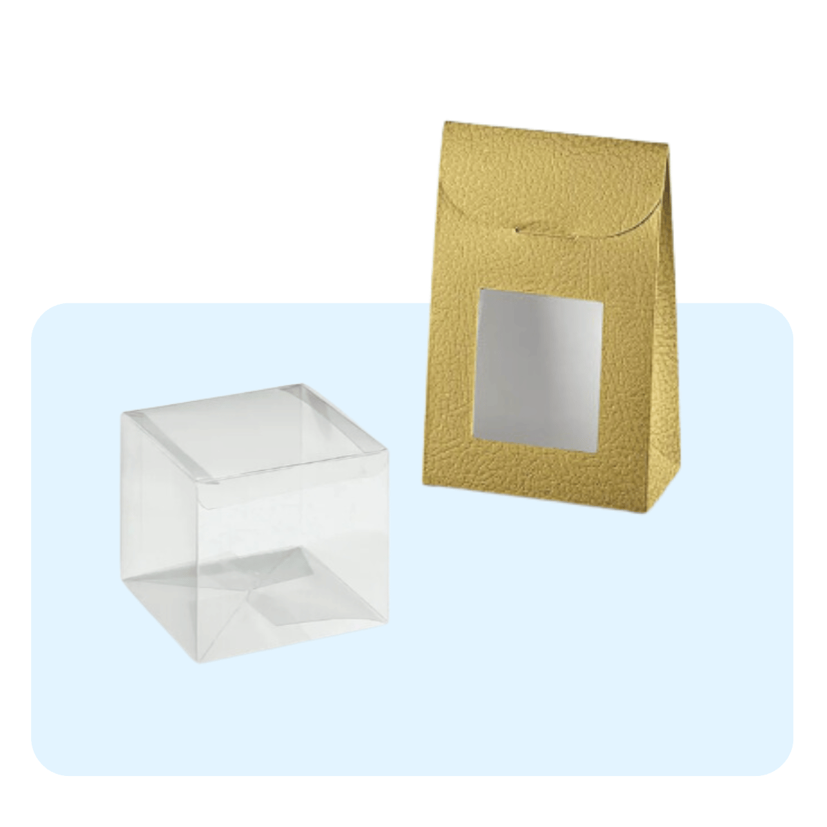 Sfondo bianco e quadrato azzurro con cubo di plastica porta confetti e sacchetto dorato con finestra 