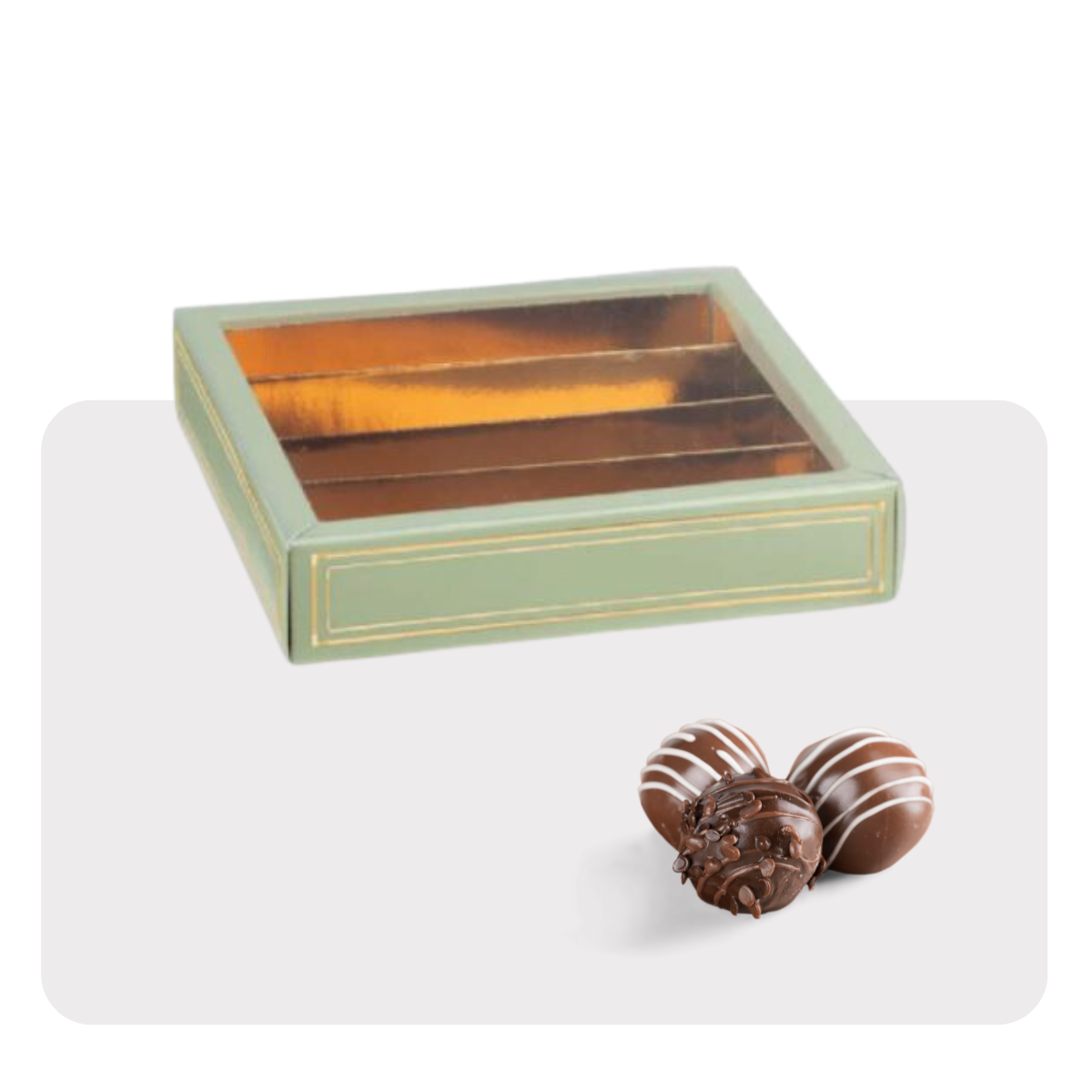 Scatola per cioccolatini vuota e tre praline vicino