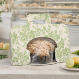 Confezione a valigetta con finestra porta colomba con colomba dentro  su un tavolo bianco 