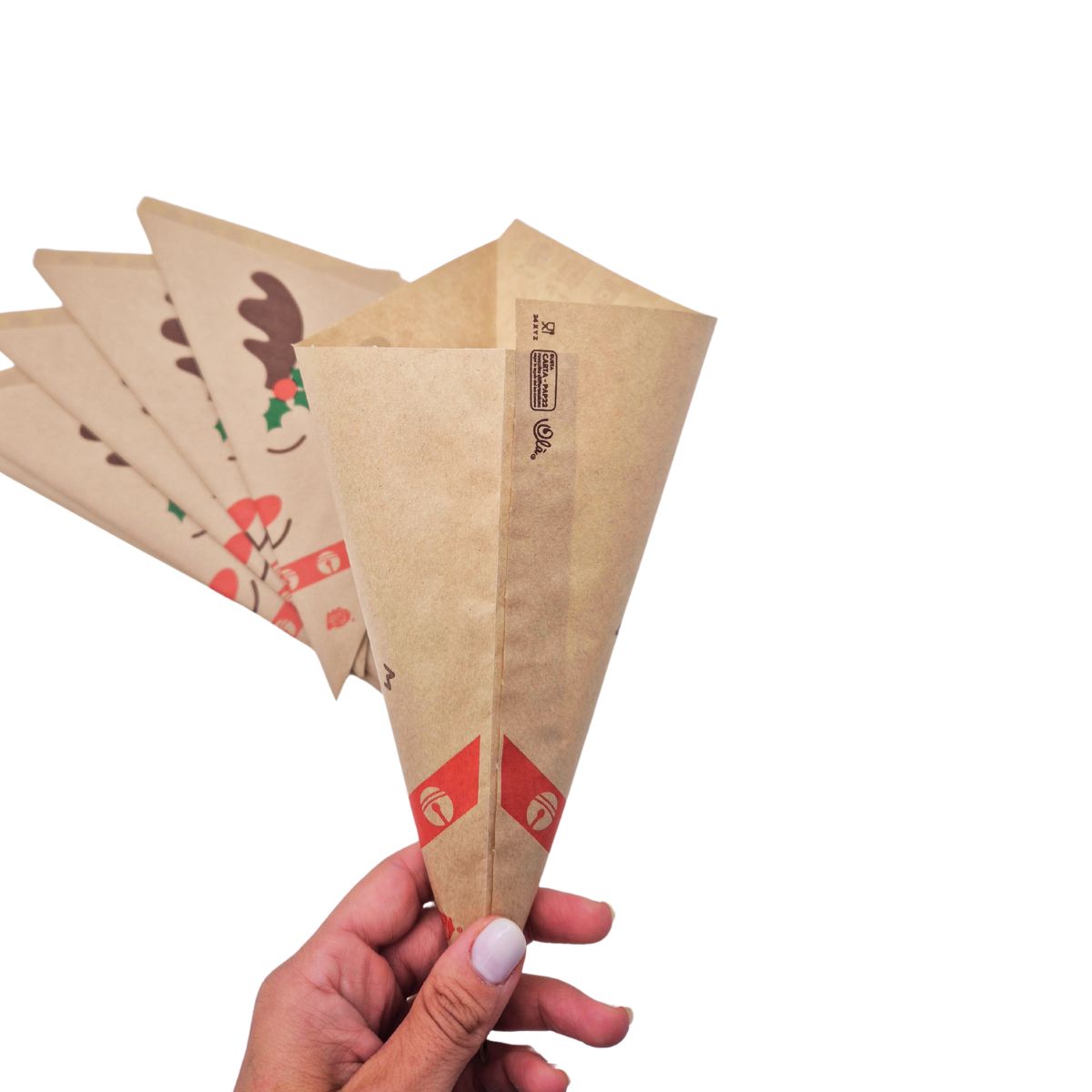Cono per fritto, color avana, con disegno renna natalizia, mostrato retto da una mano 
