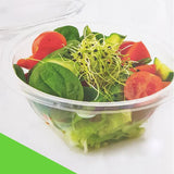 Contenitore trasparente di plastica con coperchio pieno di insalata 