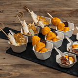 Contenitori monoporzione su tavoletta nera ripieni di finger food