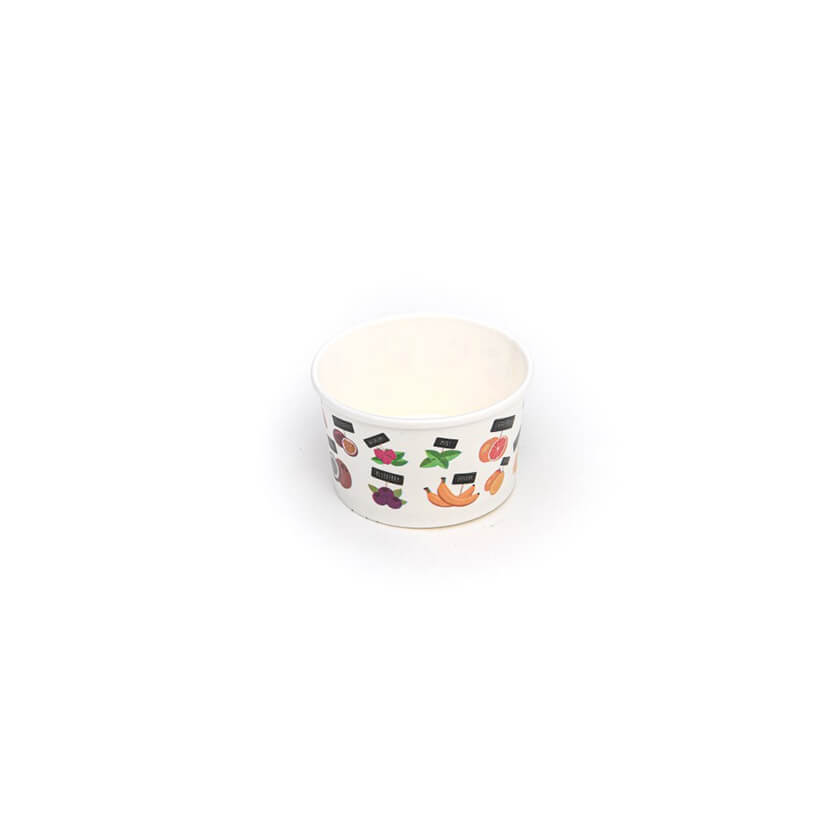 Coppetta gelato con grafiche frutta, su sfondo bianco