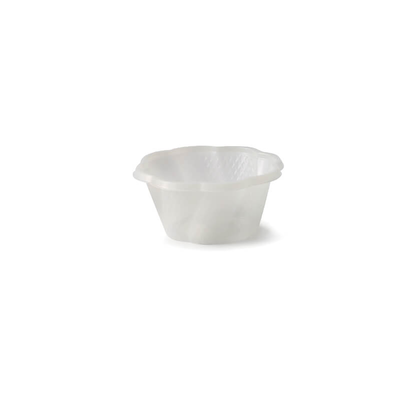 Coppetta per gelato in plastica color crema su sfondo bianco