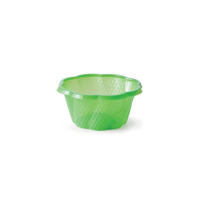 Coppetta in plastica verde per gelato su sfondo bianco