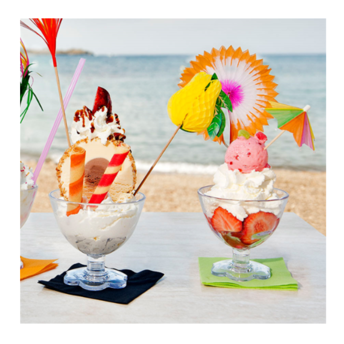 Coppe gelato su un tavolino in spiaggia 