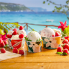 Coppette di gelato con fantasia tropicale piene di gelato su tavolo in riva la mare 
