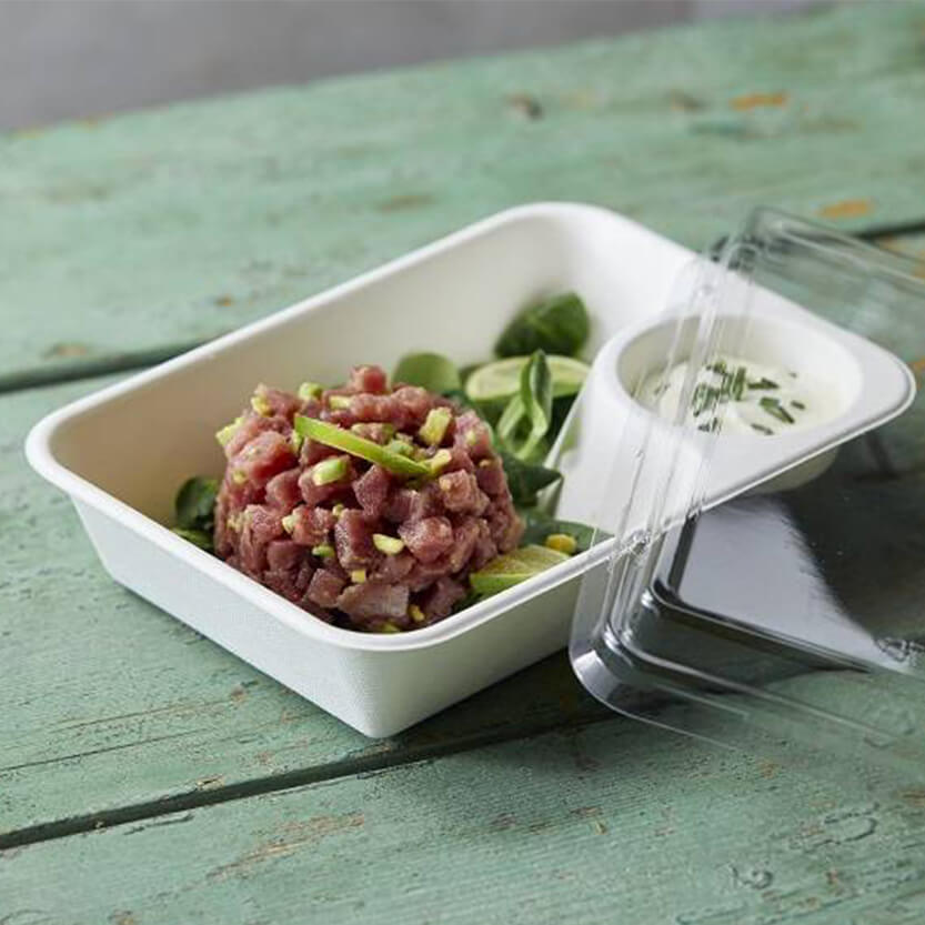 Vaschetta di carta con tartare dentro e coperchio rettangolare trasparente accanto