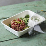 Vaschetta di carta con tartare dentro e coperchio rettangolare trasparente accanto