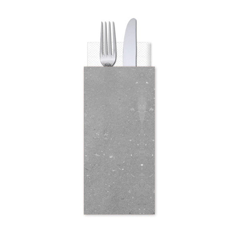 Tovagliolo porta posate, con dentro due posate, di colore grigio