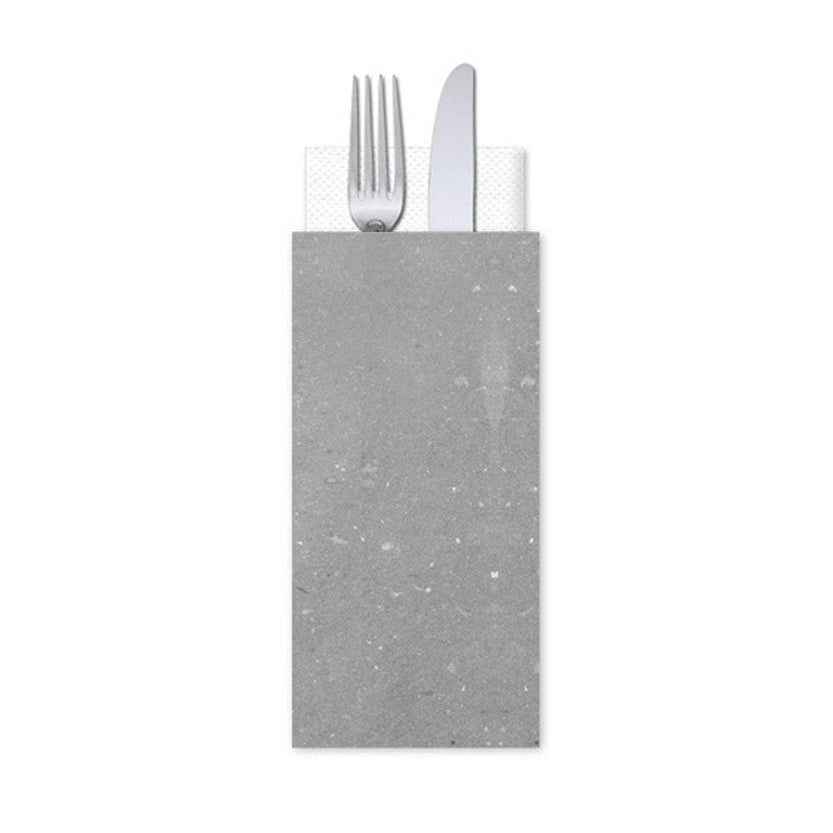 Tovagliolo porta posate, con dentro due posate, di colore grigio