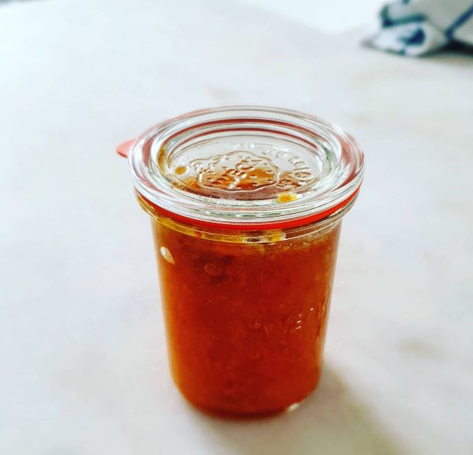 vasetto di vetro a chiusura ermetica pieno di salsa 