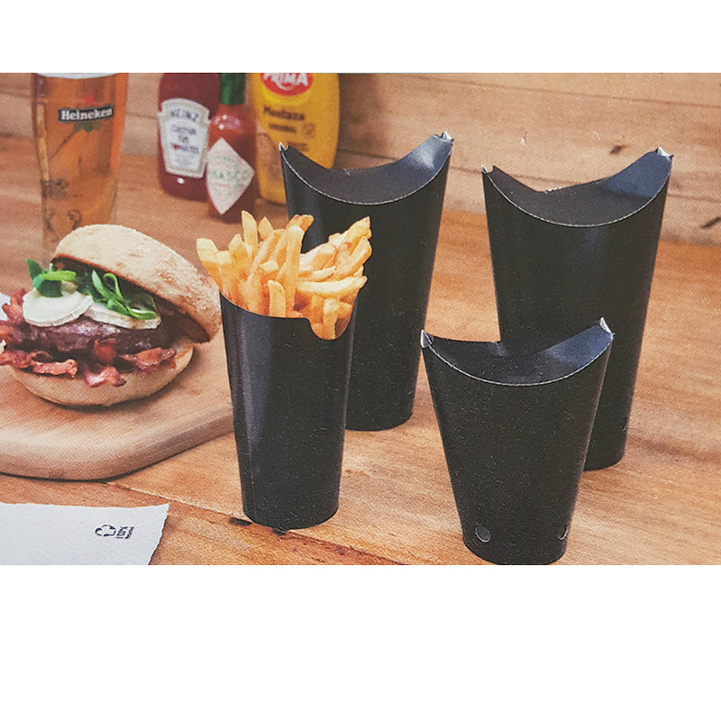 Scatole nere porta fritta per asporto, mostrate in un fast food chiuse, una aperta con patatine, vicino ad un hamburger