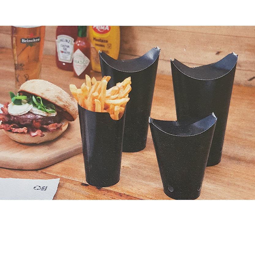 Scatole nere porta fritta per asporto, mostrate in un fast food chiuse, una aperta con patatine, vicino ad un hamburger