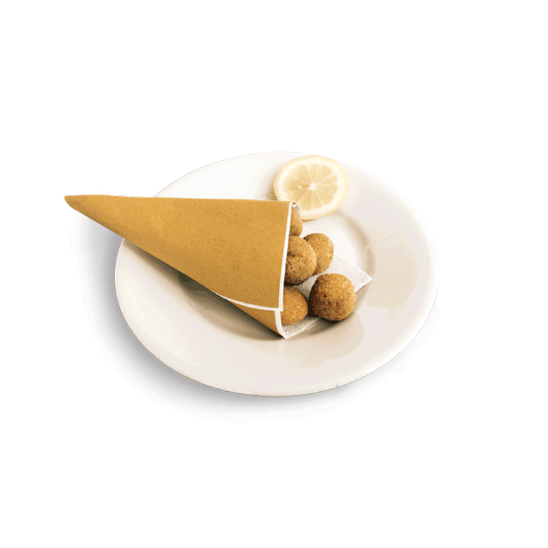 Cono per fritti pieno di olive all'ascolana su un piatto bianco con una fetta di limone 
