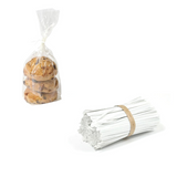 Sacchetto trasparente pieno di biscotti chiuso con laccetto metallico e vicino mazzetto di chiusure metalliche 