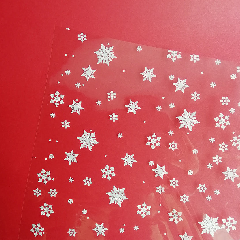 Dettaglio carta rossa con stelline di natale bianche 