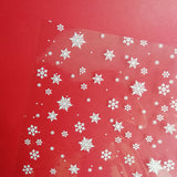 Dettaglio carta rossa con stelline di natale bianche 