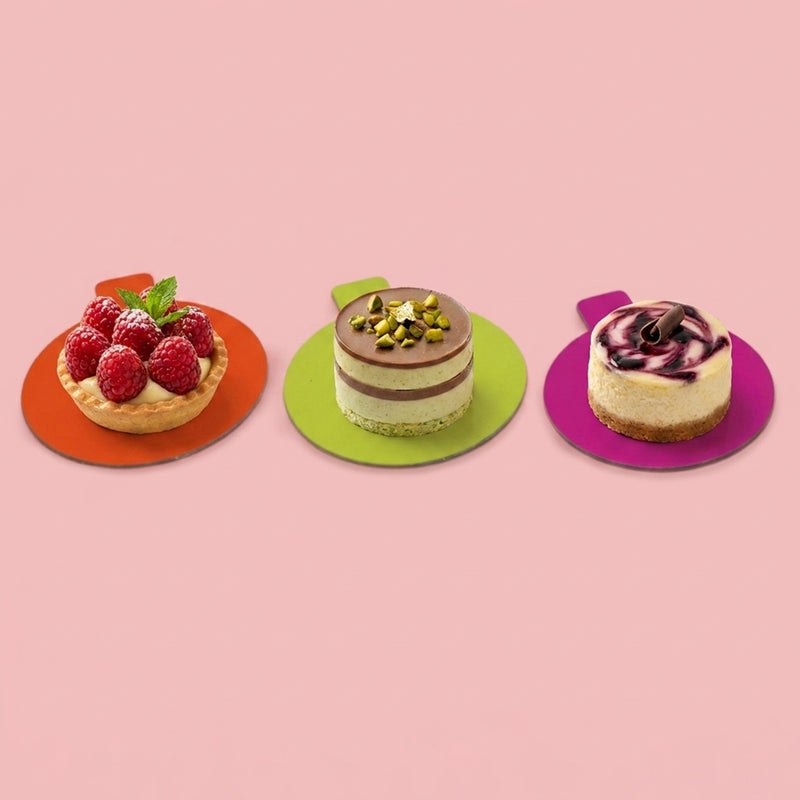 Dischi monoporzioni colorati (arancione, verde, viola) con sopra dei dolci 