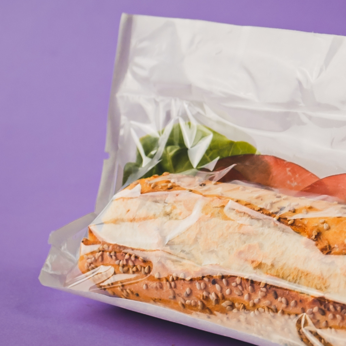 Dettaglio di panino dentro busta sottovuoto