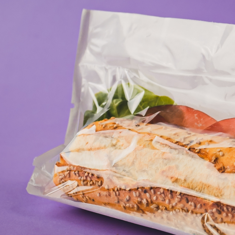 Dettaglio di panino dentro busta sottovuoto
