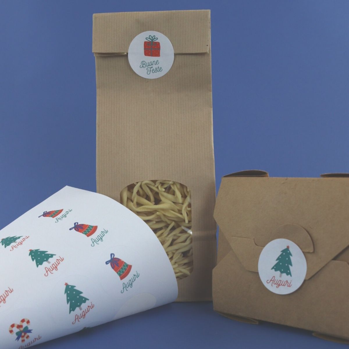 Etichette tonde con auguri su buste e confezioni avana 