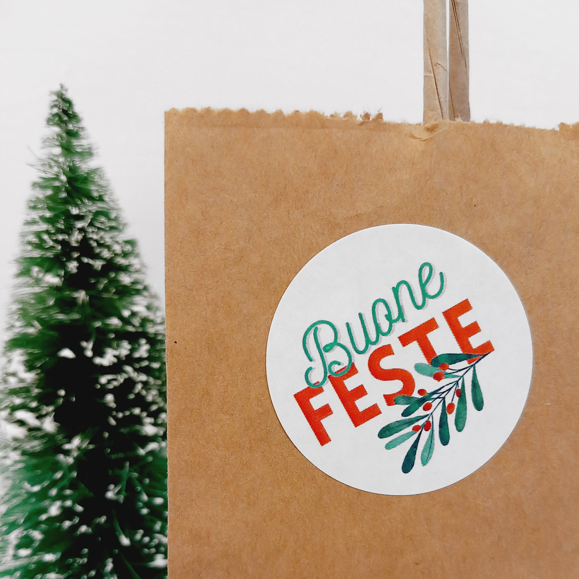 Etichetta tonda Buone feste su shopper avana dettaglio