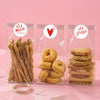 Sacchetto trasparente pieno di dolci con etichetta tonda grazie , bello essere con te e cuore