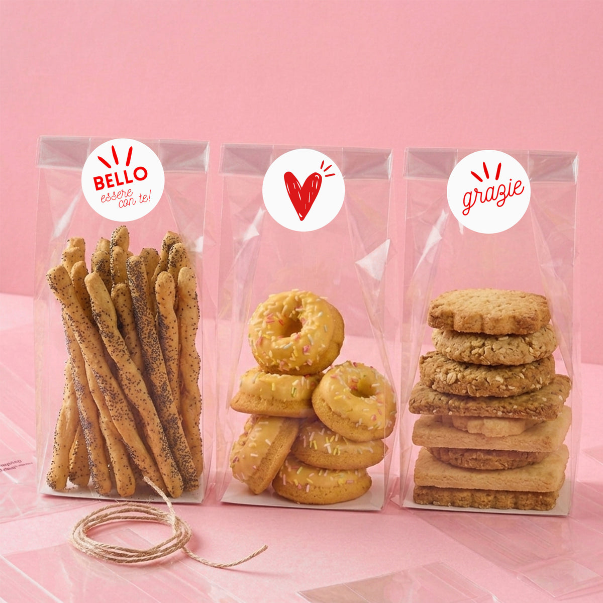 Sacchetto trasparente pieno di dolci con etichetta tonda grazie , bello essere con te e cuore